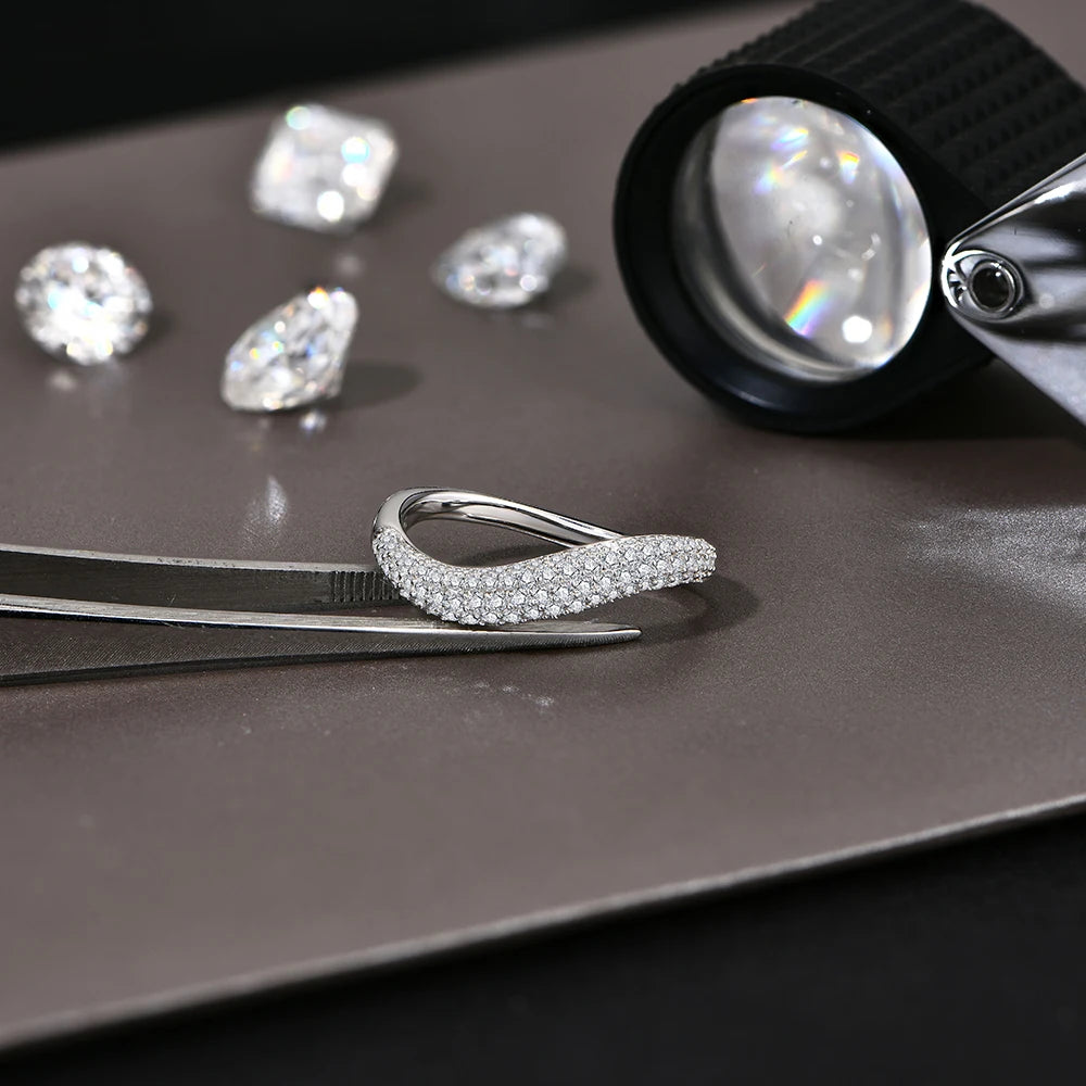 Anel Moissanite Brilhante em Prata 925 com Design Ondulado | VVS1, Cor D