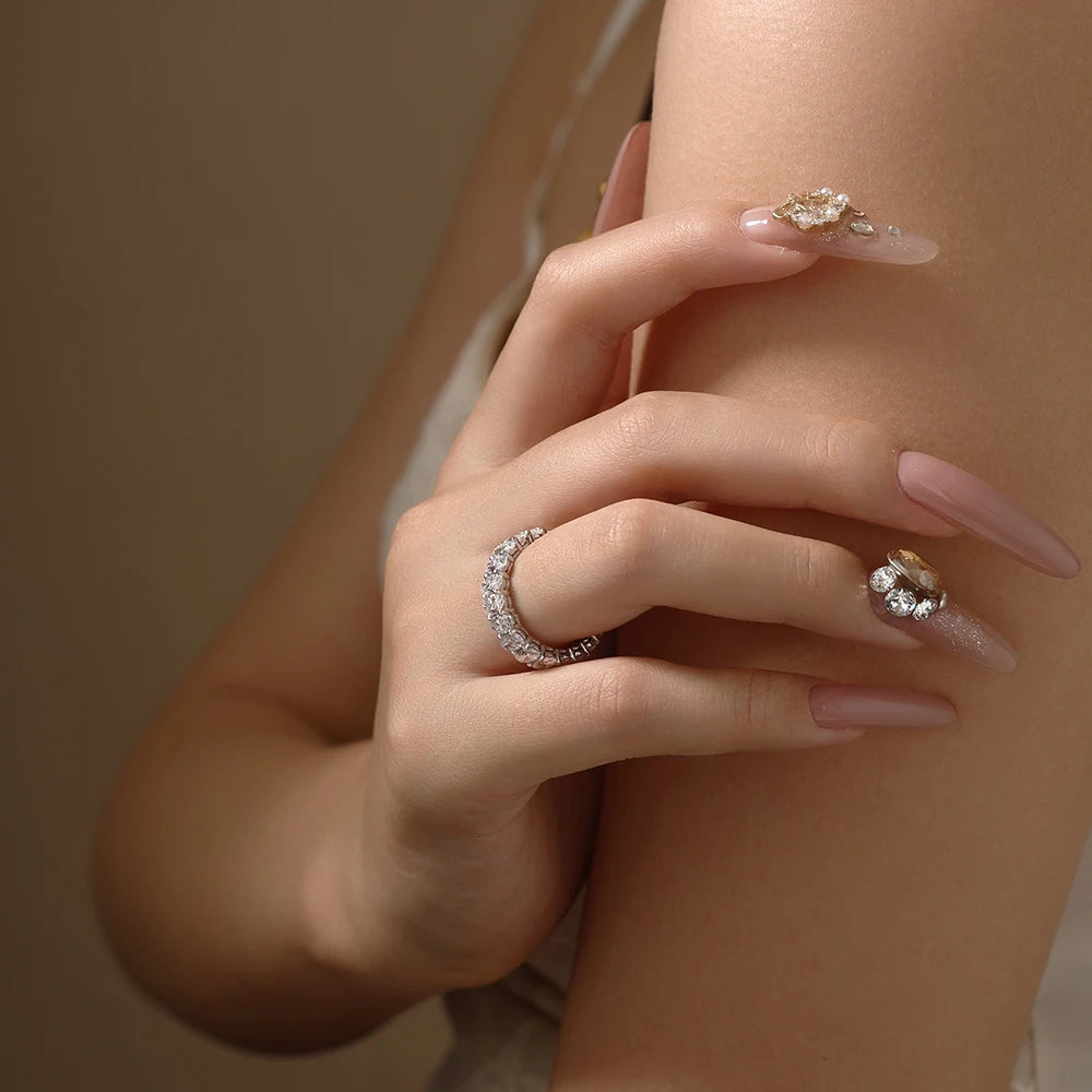 Anel Eternity Moissanite ATTAGEMS com Banho Dourado e Design Full Pave