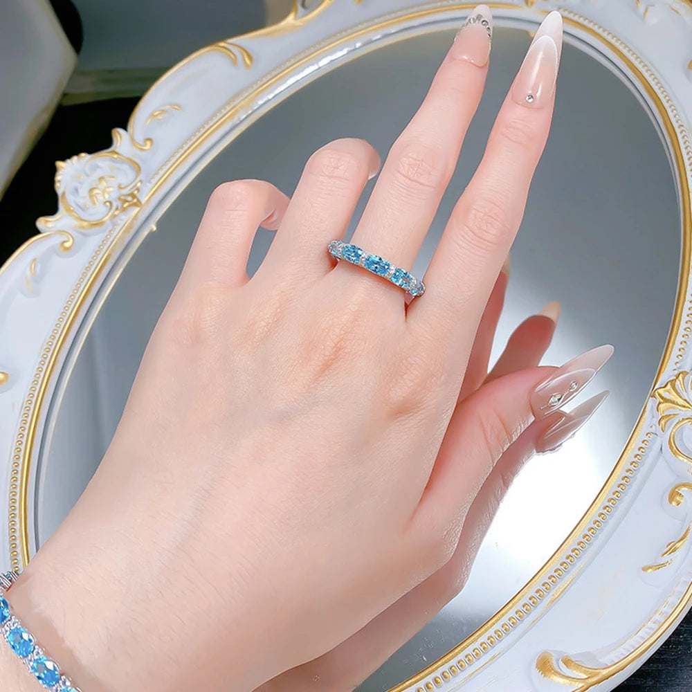 Anel Luxo em Prata 925 com Aquamarine Oval 4x6 mm e Pedras Brilhantes