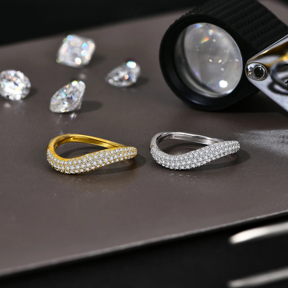 Anel Moissanite Brilhante em Prata 925 com Design Ondulado | VVS1, Cor D